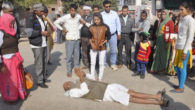 An old patient pleads for a doctor in Bharatpur on Tuesday. (HT Photo) An old patient pleads for a doctor in Bharatpur on Tuesday. (HT Photo)