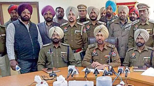 SSP Darshan Singh showing the currency and other items recovered from the accused in Tarn Taran on Tuesday. (HT Photo) SSP Darshan Singh showing the currency and other items recovered from the accused in Tarn Taran on Tuesday. (HT Photo)