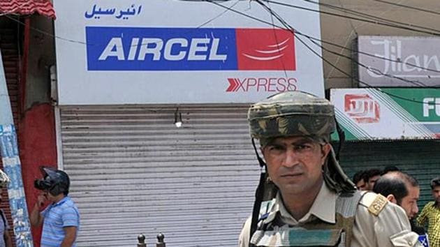 A closed Aircel shop in Kashmir. Aircel will shut operations in six circles from January 30. (HT File Photo)