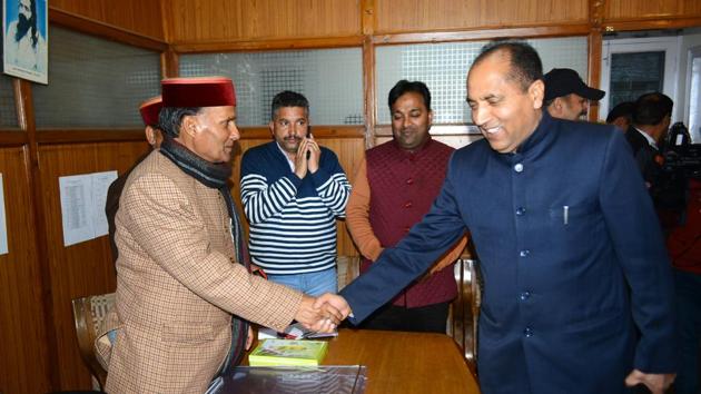 BJP leader Jai Ram Thakur (left) meets other party leaders during his visit to Shimla. Thakur has emerged as one of the front runners to the chief minister’s post. (HT file photo) BJP leader Jai Ram Thakur (left) meets other party leaders during his visit to Shimla. Thakur has emerged as one of the front runners to the chief minister’s post. (HT file photo)