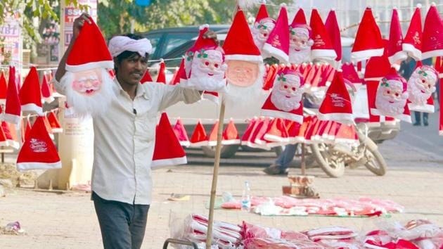 A roadside vendor sells Santa Claus masks ahead of Christmas in Amritsar.(Sameer Sehgal/ HT Photo) A roadside vendor sells Santa Claus masks ahead of Christmas in Amritsar.(Sameer Sehgal/ HT Photo)