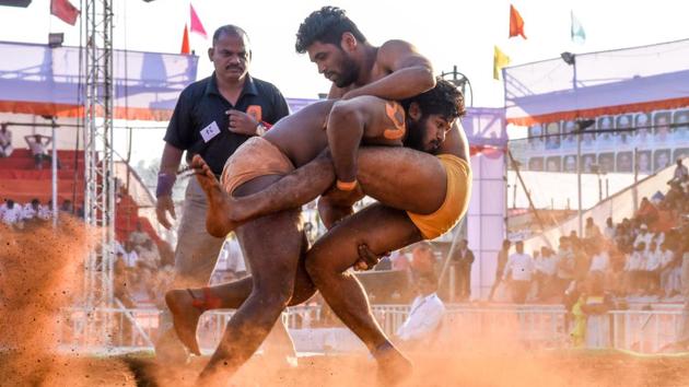 A participant takes down his opponent with a swift move. (Sanket Wankhade/HT PHOTO) A participant takes down his opponent with a swift move. (Sanket Wankhade/HT PHOTO)
