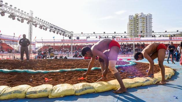Wrestlers tieing their bands before entering the traditional mud pit at the State Wrestling tournament. (Sanket Wankhade/HT PHOTO) Wrestlers tieing their bands before entering the traditional mud pit at the State Wrestling tournament. (Sanket Wankhade/HT PHOTO)