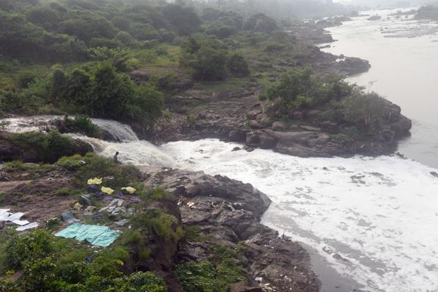 Mula-Mutha river which passes through the city is one of the 302 polluted rivers of the country)(HT File Photo) Mula-Mutha river which passes through the city is one of the 302 polluted rivers of the country)(HT File Photo)
