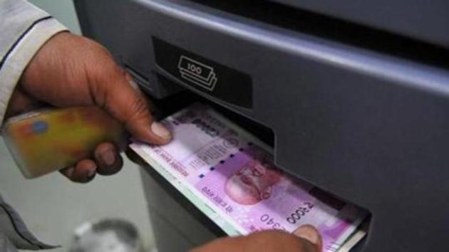 A man takes out Rs 2000 currency note from an ATM in Indore. (HT File Photo) A man takes out Rs 2000 currency note from an ATM in Indore. (HT File Photo)
