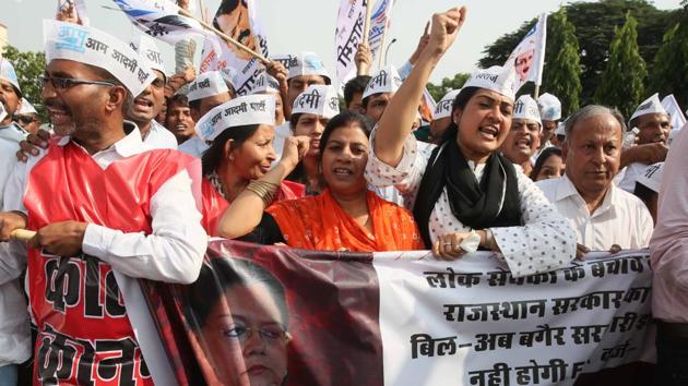 AAP MLA Alka Lamba and supporters court arrest during a rally against The Criminal Laws (Rajasthan Amendment) Ordinance in October, 2017. (HT File Photo)