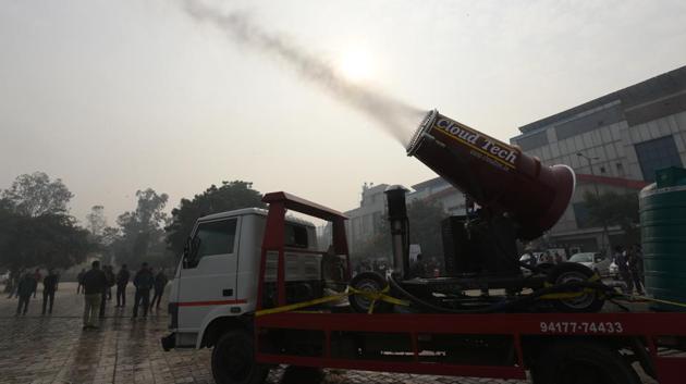 An anti-smog gun being tested at Anand Vihar in east Delhi.(Sonu Mehta / HT Photo) An anti-smog gun being tested at Anand Vihar in east Delhi.(Sonu Mehta / HT Photo)