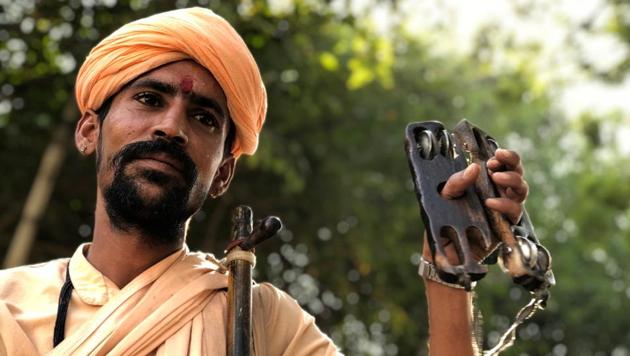 Raju Jogi dressed in a saffron robe, can be often seen walking along playing the ektara in north Delhi. (Mayank Austen Soofi / HT Photo) Raju Jogi dressed in a saffron robe, can be often seen walking along playing the ektara in north Delhi. (Mayank Austen Soofi / HT Photo)