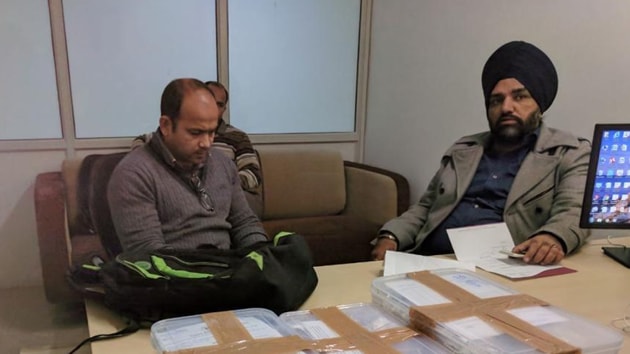 Accused Manish Bandi (left) in the police custody. He was carrying three jewellery boxes when he landed at the Chandigarh airport. (HT File Photo) Accused Manish Bandi (left) in the police custody. He was carrying three jewellery boxes when he landed at the Chandigarh airport. (HT File Photo)