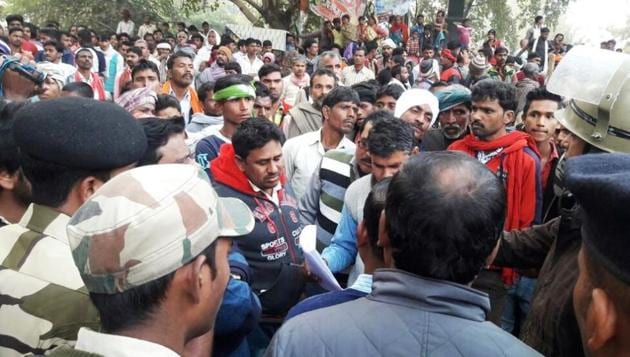 Agitated over the alleged custodial death, an angry mob blocked Bhabua-Adhaura road at Bhagwanpur in Bihar’s Kaimur district. (HT photo) Agitated over the alleged custodial death, an angry mob blocked Bhabua-Adhaura road at Bhagwanpur in Bihar’s Kaimur district. (HT photo)