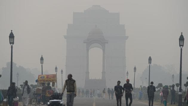 Residents walk amid heavy smog at India Gate in New Delhi on December 20, 2017. (AFP Photo) Residents walk amid heavy smog at India Gate in New Delhi on December 20, 2017. (AFP Photo)