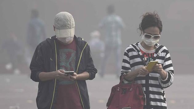 The Sanjay Gandhi Transport Nagar near DTU is also in a bad condition as there are no pavements and thus increasing dust pollution.(Sanchit Khanna/HT file)