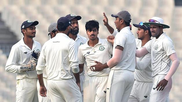 Rajneesh Gurbani ended with figures of 7/68 in Karnataka’s second innings as Vidarbha reached their first ever Ranji Trophy final.(PTI)