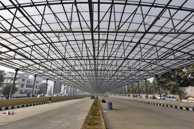 The under-construction underpass near Siganture Tower.(Sanjeev Verma/HT PHOTO) The under-construction underpass near Siganture Tower.(Sanjeev Verma/HT PHOTO)