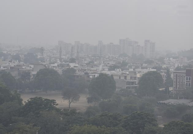 The minimum temperature in the city was recorded at 9.7°C on Thursday and the maximum was recorded at 23.4°C.(Sanjeev Verma/HT PHOTO) The minimum temperature in the city was recorded at 9.7°C on Thursday and the maximum was recorded at 23.4°C.(Sanjeev Verma/HT PHOTO)