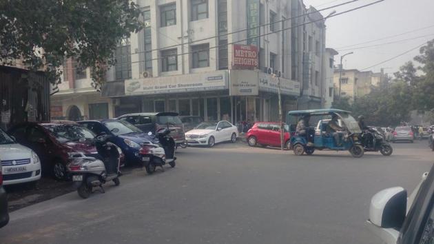 The spot in Karol Bagh where the snatchers’ motorcycle lost balance and one of the accused was nabbed. (Sourced) The spot in Karol Bagh where the snatchers’ motorcycle lost balance and one of the accused was nabbed. (Sourced)