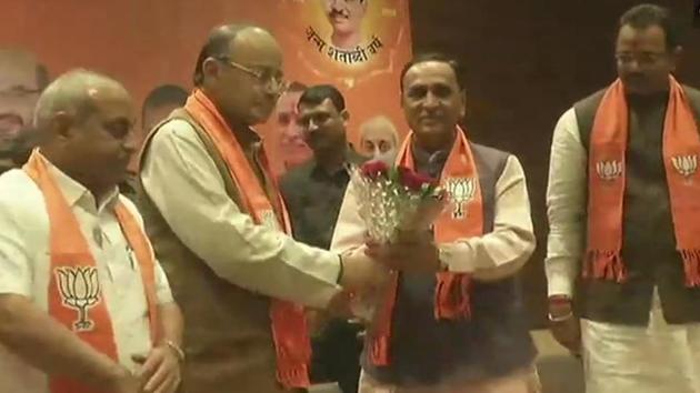 Arun Jaitley (2nd from Left) congratulating Vijay Rupani after he was picked as the Gujarat chief minister.(ANI Photo)