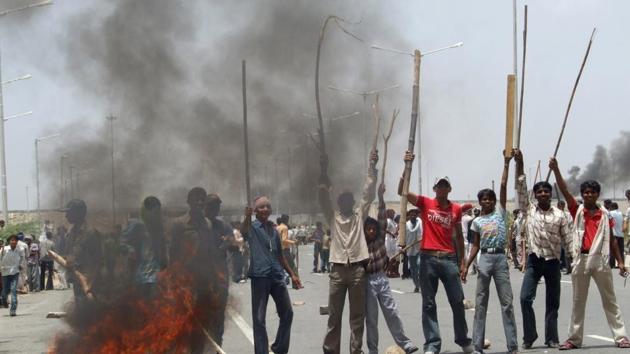 Gujjar protestors blocked the Jaipur-Ajmer National Highway to demand reservation last year.(HT File Photo)