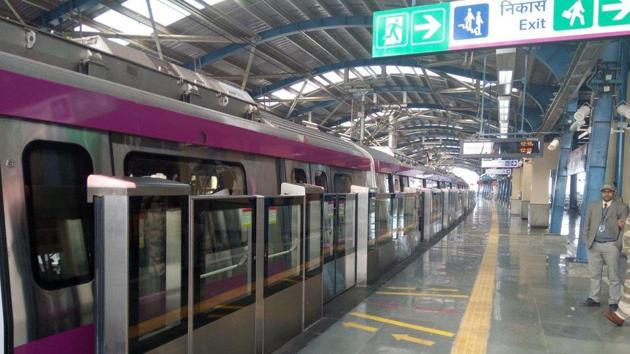 The platforms at all stations will have screen doors for safety of passengers. DMRC had installed such doors are only on the Airport Express Line thus far.(Faizan Haidar / HT Photo)