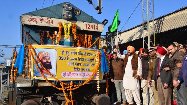 Punjab local bodies minister Navjot Singh Sidhu flags off special train for Patna Sahib devotees from Amritsar railway station on Friday. (Sameer Sehgal/HT) Punjab local bodies minister Navjot Singh Sidhu flags off special train for Patna Sahib devotees from Amritsar railway station on Friday. (Sameer Sehgal/HT)
