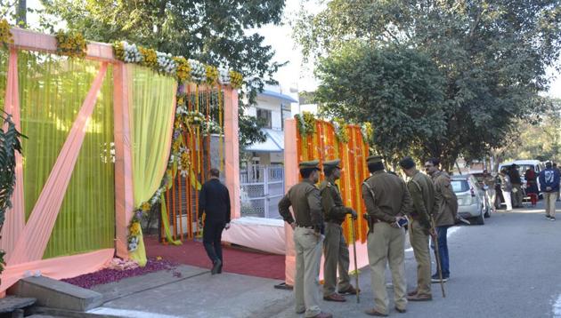 Police cordoned the bride’s house in Raj Nagar, Ghaziabad, on Friday as protesters blocked traffic at a distance.(Sakib Ali/HT) Police cordoned the bride’s house in Raj Nagar, Ghaziabad, on Friday as protesters blocked traffic at a distance.(Sakib Ali/HT)