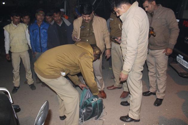 The incident was apparently witnessed by several slum dwellers who reside near the location in Vasundhara’s Sector-4 where the shooting happened. (Sakib Ali/HT Photo) The incident was apparently witnessed by several slum dwellers who reside near the location in Vasundhara’s Sector-4 where the shooting happened. (Sakib Ali/HT Photo)