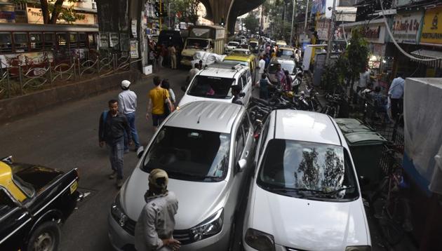 According to the traffic police, the entire stretch of Mohammed Ali Road is one the top ten congested routes in the city, especially during peak hours. (Anshuman Poyrekar/HT Photo) According to the traffic police, the entire stretch of Mohammed Ali Road is one the top ten congested routes in the city, especially during peak hours. (Anshuman Poyrekar/HT Photo)