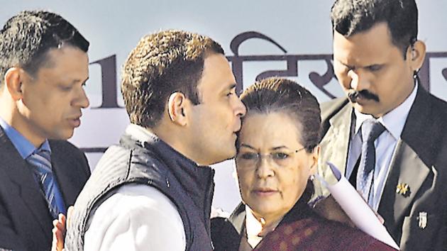 Congress president Rahul Gandhi greets his mother and predecessor Sonia Gandhi, New Delhi, December 16.(Arvind Yadav/HT PHOTO)