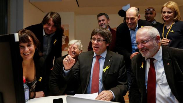 Carles Puigdemont, the dismissed President of Catalonia, reacts while viewing the results in Catalonia's regional election in Brussels, Belgium on December 21, 2017. (Francois Lenoir / REUTERS) Carles Puigdemont, the dismissed President of Catalonia, reacts while viewing the results in Catalonia's regional election in Brussels, Belgium on December 21, 2017. (Francois Lenoir / REUTERS)