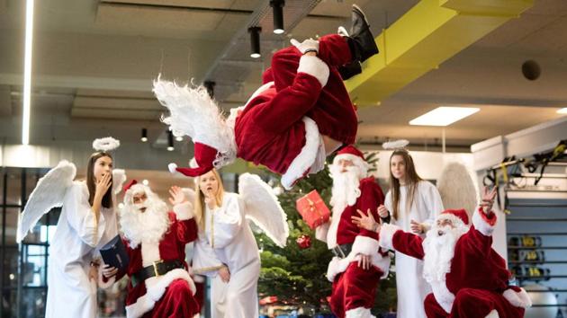 A man dressed as Santa Claus somersaults during a charity event for socially disadvantaged children at the Fitnesscenter Meridian gym in Hamburg, Germany on December 20, 2017. (Daniel Reinhardt / dpa / AFP) A man dressed as Santa Claus somersaults during a charity event for socially disadvantaged children at the Fitnesscenter Meridian gym in Hamburg, Germany on December 20, 2017. (Daniel Reinhardt / dpa / AFP)