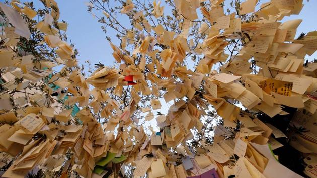 Lots of notes with wishes hang from the branch of a "Peace Olive Tree" during the Catalan regional election day, in a square of Vic on December 21, 2017. Catalans flooded the polls in a crucial election that could mark a turning point for their region, just two months after a failed secession bid triggered Spain's worst political crisis in decades. (Pau Barrena / AFP) Lots of notes with wishes hang from the branch of a "Peace Olive Tree" during the Catalan regional election day, in a square of Vic on December 21, 2017. Catalans flooded the polls in a crucial election that could mark a turning point for their region, just two months after a failed secession bid triggered Spain's worst political crisis in decades. (Pau Barrena / AFP)
