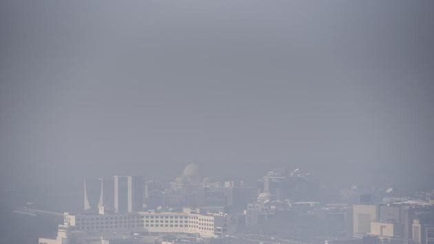 On Thursday, the average AQI had hit 469, more than a 100 points higher than the 359 on Wednesday. An AQI value above 400 on a scale of 500 is considered “severe”. (Burhaan Kinu/HT PHOTO) On Thursday, the average AQI had hit 469, more than a 100 points higher than the 359 on Wednesday. An AQI value above 400 on a scale of 500 is considered “severe”. (Burhaan Kinu/HT PHOTO)