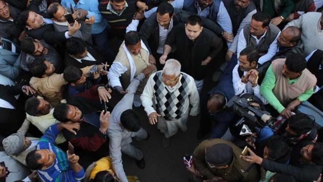 Lalu Prasad Yadav proceeding to appear before a special CBI court in Ranchi.(Parwaz Khan/HT Photo)