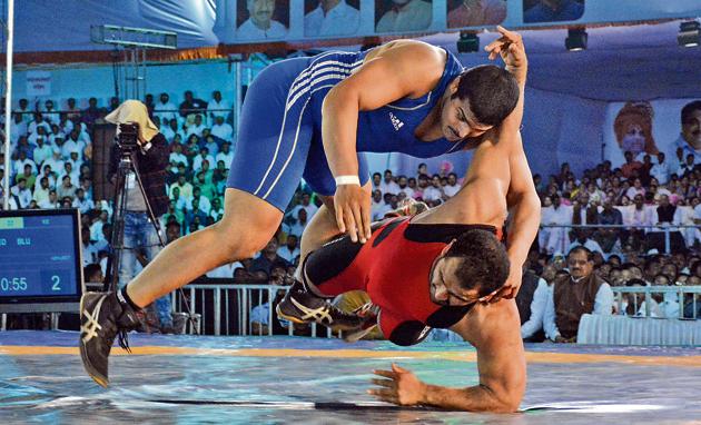 In the final of the mat category, Abhijeet Katke (blue) of Pune beats Akshay Shinde at the Maharashtra Kesari tournament held at Bhugaon. (HT PHOTO) In the final of the mat category, Abhijeet Katke (blue) of Pune beats Akshay Shinde at the Maharashtra Kesari tournament held at Bhugaon. (HT PHOTO)