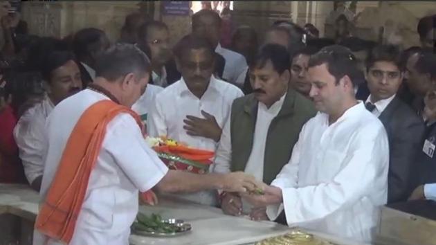 Congress president Rahul Gandhi offers prayers at the Somnath Temple in Gujarat.(ANI/Twitter)