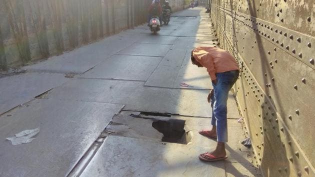 The hole on Lohia Pul through which 17-year-old Soni Chand fell on Thursday night. (Shiv Sunny/HT Photo) The hole on Lohia Pul through which 17-year-old Soni Chand fell on Thursday night. (Shiv Sunny/HT Photo)