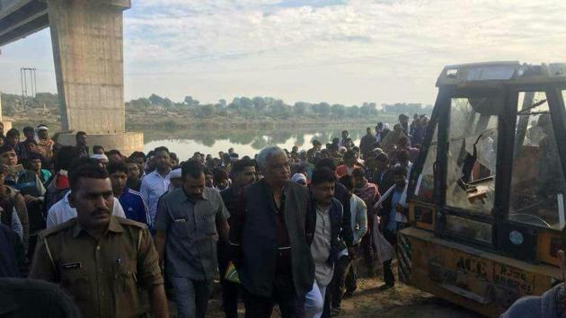 A police official said overtaking on the bridge is not allowed, but the driver tried to do it, which resulted in so many deaths. (HT PHOTO) A police official said overtaking on the bridge is not allowed, but the driver tried to do it, which resulted in so many deaths. (HT PHOTO)