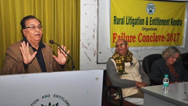 Padmashree awardee Liladhar Jagudi makes a point at the Second Failure Conclave in Jaipur on Saturday. (HT Photo) Padmashree awardee Liladhar Jagudi makes a point at the Second Failure Conclave in Jaipur on Saturday. (HT Photo)