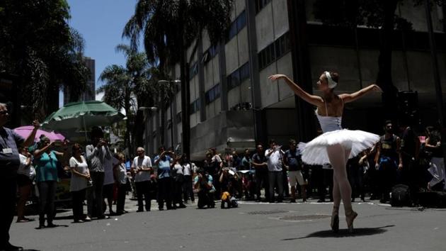 A ballerina of Municipal Theatre dances during a protest of the theatre's artists against the non-payment of their salaries and the economic crisis. (Ricardo Moraes / REUTERS) A ballerina of Municipal Theatre dances during a protest of the theatre's artists against the non-payment of their salaries and the economic crisis. (Ricardo Moraes / REUTERS)