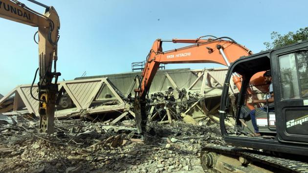 Worker demolished the Hall of Industries at Pragati Maidan in New Delhi on April 24. (Sonu Mehta/HT PHOTO) Worker demolished the Hall of Industries at Pragati Maidan in New Delhi on April 24. (Sonu Mehta/HT PHOTO)