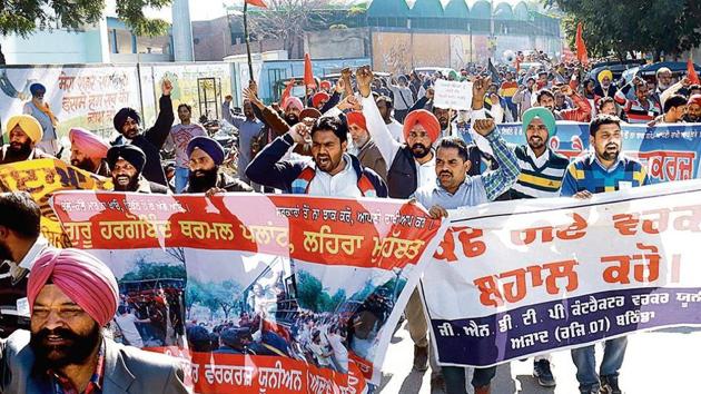 Employees of Guru Nanak Dev Thermal Plant and other unions protesting opposite the office of Punjab finance minister Manpreet Singh Badal in Bathinda on Saturday. (Sanjeev Kumar/HT) Employees of Guru Nanak Dev Thermal Plant and other unions protesting opposite the office of Punjab finance minister Manpreet Singh Badal in Bathinda on Saturday. (Sanjeev Kumar/HT)