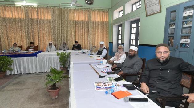 All India Muslim Personal Law Board (AIMPLB) members with AIMIM president Assaduddin Owaisi during a meeting on issue of 'triple talaq' in Lucknow on Sunday.(PTI)