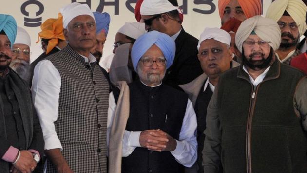 Punjab CM Amrinder Singh and other congress leaders facilitate former Prime Minister Manmohan Singh at Takht Shiri Keshgarh Sahib during the 350 year of Guru Gobind Singh birth anniversary at Ananadpur in Punjab on Sunday. (Ravi Kumar/HT) Punjab CM Amrinder Singh and other congress leaders facilitate former Prime Minister Manmohan Singh at Takht Shiri Keshgarh Sahib during the 350 year of Guru Gobind Singh birth anniversary at Ananadpur in Punjab on Sunday. (Ravi Kumar/HT)