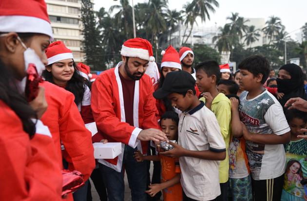 Students distribute gifts to slum kids at Carter Road on Sunday. (Satyabrata Tripathy) Students distribute gifts to slum kids at Carter Road on Sunday. (Satyabrata Tripathy)