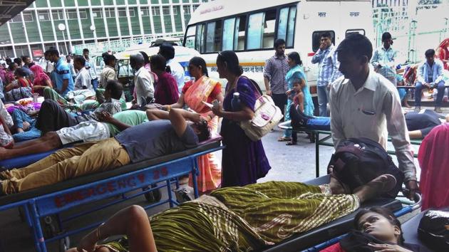 Patients wait in long queues outside AIIMS hospital's emergency wards, in September 2015. (Saumya Khandelwal/HT File Photo) Patients wait in long queues outside AIIMS hospital's emergency wards, in September 2015. (Saumya Khandelwal/HT File Photo)