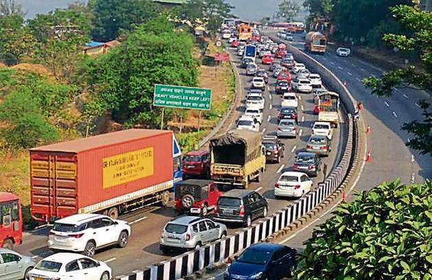 The jam on the Mumbai-Pune expressway was cleared by 1.30 pm on Sunday. (HT file photo) The jam on the Mumbai-Pune expressway was cleared by 1.30 pm on Sunday. (HT file photo)