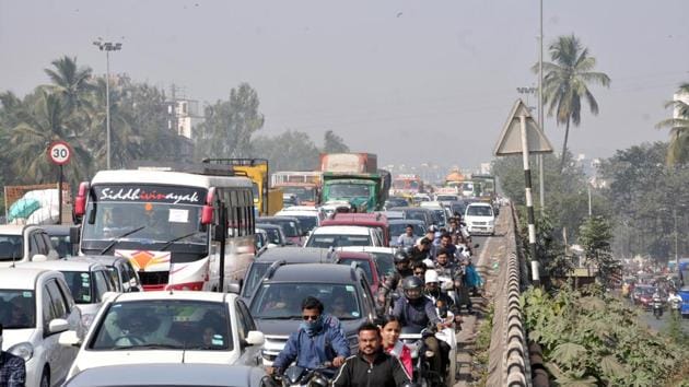 Traffic jam on the Pune-Bengaluru highway near Warje on Sunday in Pune. (HT PHOTO) Traffic jam on the Pune-Bengaluru highway near Warje on Sunday in Pune. (HT PHOTO)