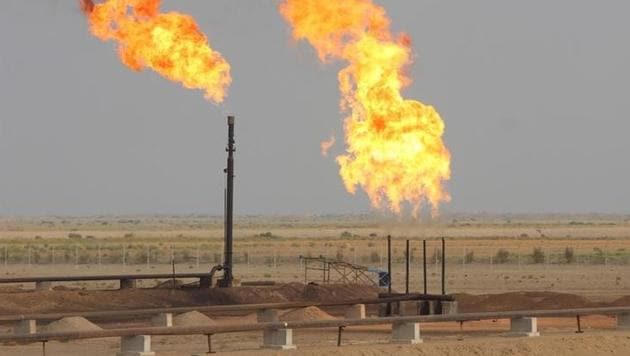 Flames burning off excess gas are seen at Nasiriya oilfield in Nasiriya province, southeast of Baghdad,Iraq. (Reuters File Photo) Flames burning off excess gas are seen at Nasiriya oilfield in Nasiriya province, southeast of Baghdad,Iraq. (Reuters File Photo)