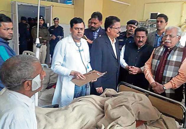 CM Manohar Lal Khattar during a surprise visit to Lok Nayak Jai Prakash Hospital in Kurukshetra on Sunday. (HT Photo) CM Manohar Lal Khattar during a surprise visit to Lok Nayak Jai Prakash Hospital in Kurukshetra on Sunday. (HT Photo)