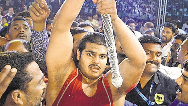 Abhijit Katke lifts the Silver Mace after winning his maiden Maharashtra Kesari title. (HT PHOTO) Abhijit Katke lifts the Silver Mace after winning his maiden Maharashtra Kesari title. (HT PHOTO)